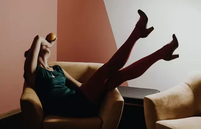 Jeune femme avec des varices sur les jambes