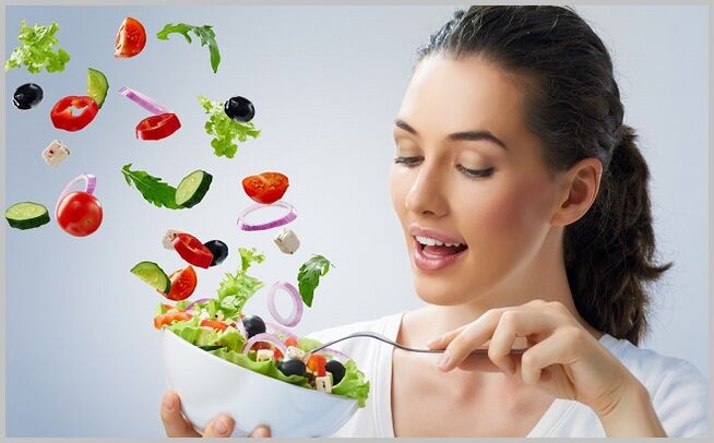 Manger de la salade de légumes pendant le traitement des varices